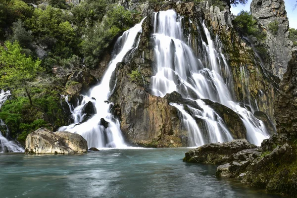 Eaux naturelles de la cascade de la source — Photo