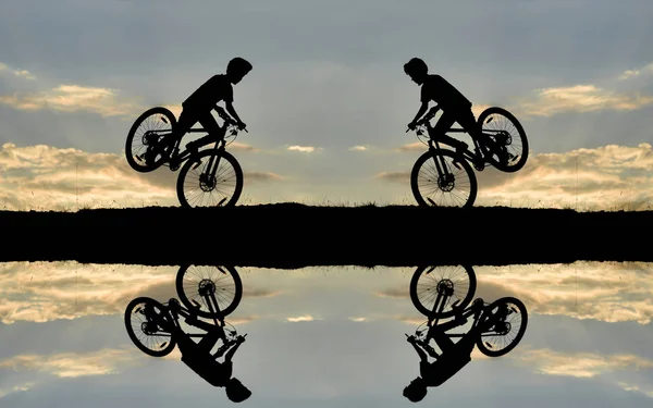Pokaż rower i odbicia w wodzie — Zdjęcie stockowe