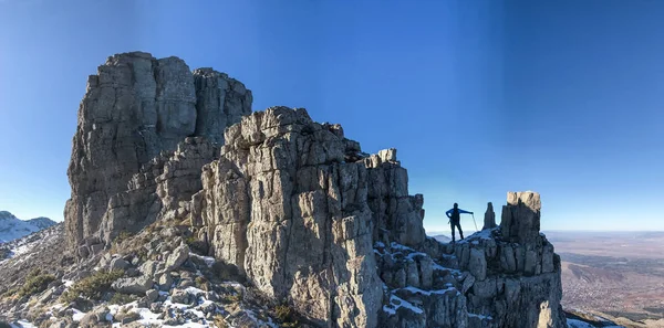 Caminar por los acantilados y el disfrute de una cumbre exitosa — Foto de Stock