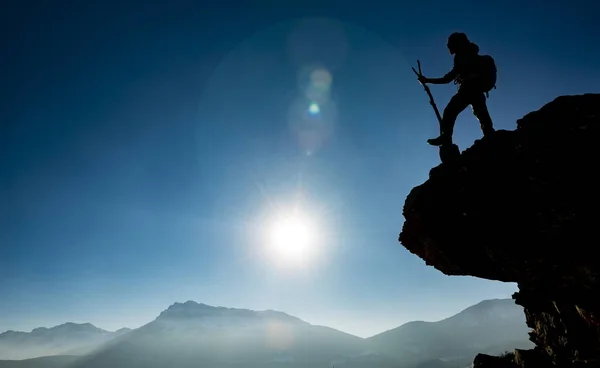 Klimmer op de klif alleen, en succes — Stockfoto