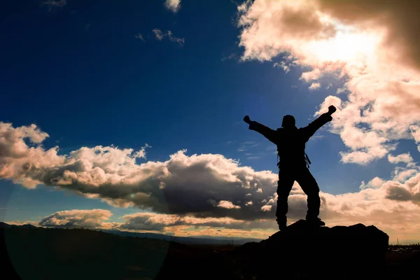 Succesvolle man op de top — Stockfoto