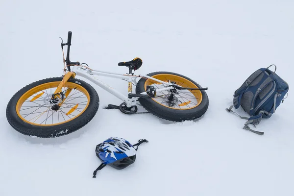 Fat bike travel & winter bike ride — Stock Photo, Image