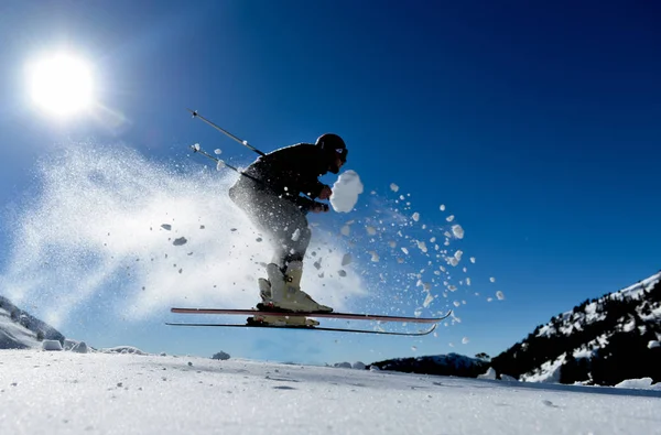 Menselijke skiër & ski concept creatief — Stockfoto