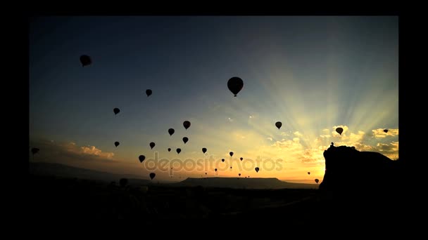 Globos de salida del sol y vuelo — Vídeo de stock