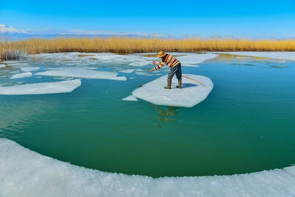 Man fishing in Lake — Stock Photo, Image