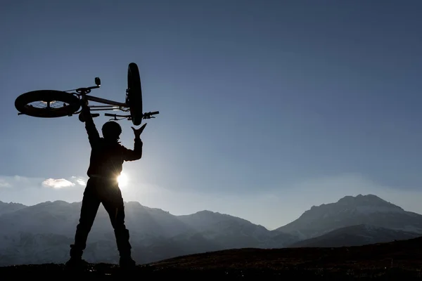 Summit adventure and success with the bike — Stock Photo, Image