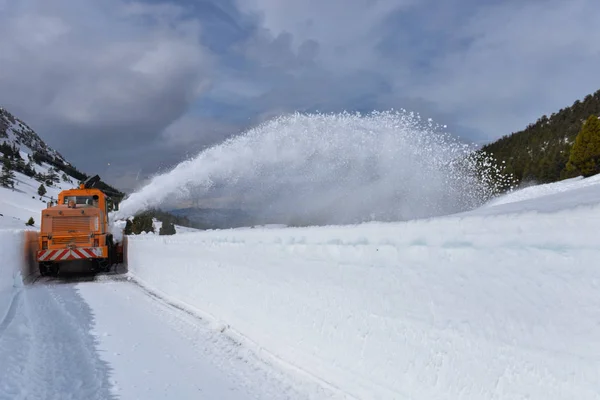 Conducir fuera de las carreteras nevadas herramienta de eliminación de nieve — Foto de Stock