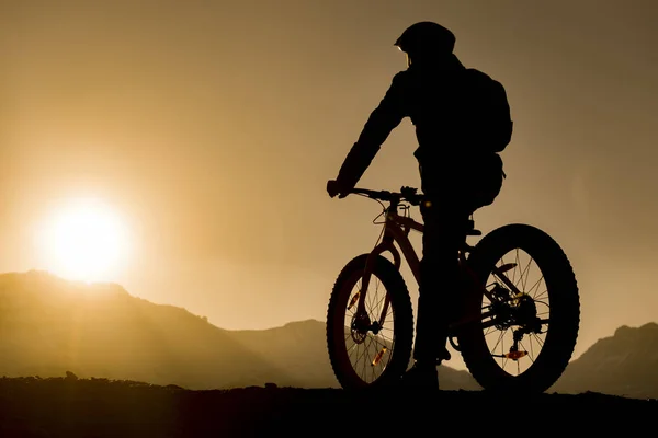 Fatbike fahren & den Sonnenuntergang beobachten — Stockfoto