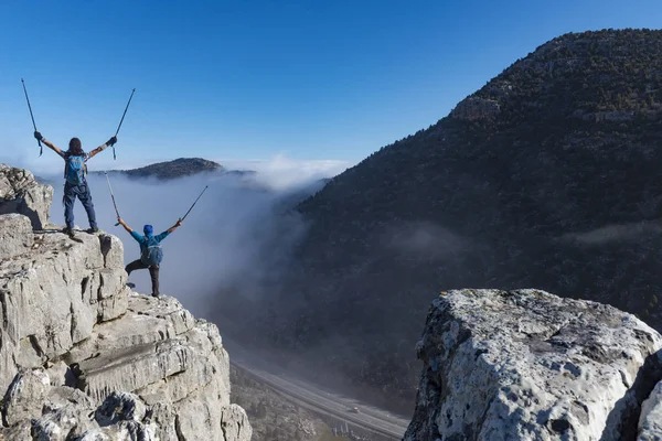 Escaladores exitosos en la cumbre — Foto de Stock