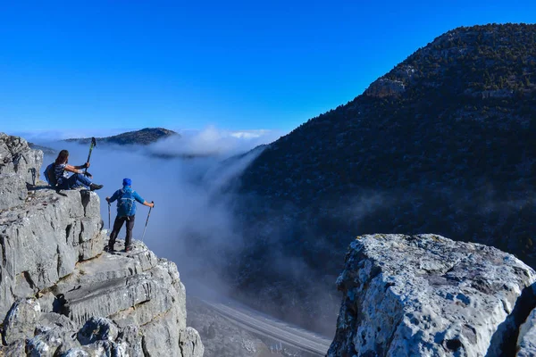 Deli dağcılar uçurumdan kayalarda — Stok fotoğraf
