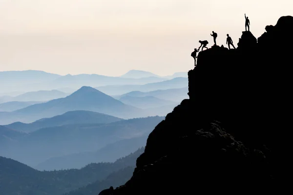 Klettern & Bergsteigen & Bergsteiger helfen — Stockfoto