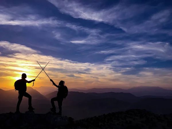 Skutečný úspěch & úspěšný summit horolezce v horách — Stock fotografie