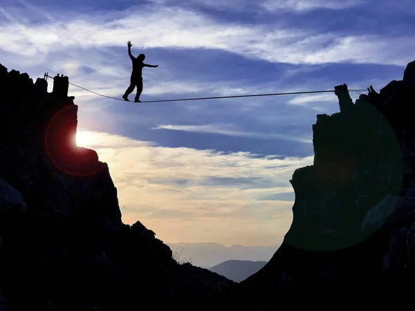 Coraggioso & coraggioso & slacklining — Foto Stock