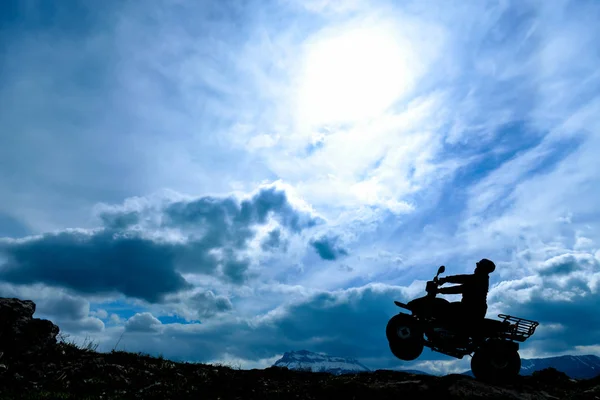 Homem em moto ATV cimeira — Fotografia de Stock