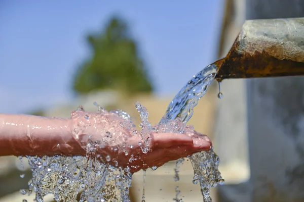 Agua potable y fuente de agua — Foto de Stock