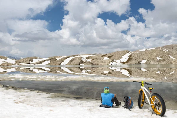 在雪山环抱的自行车探索冒险之旅 — 图库照片