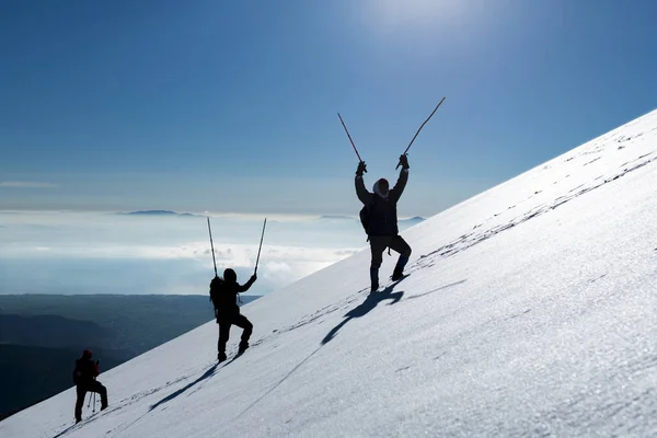 Решительные, трудолюбивые и целеустремленные альпинисты — стоковое фото