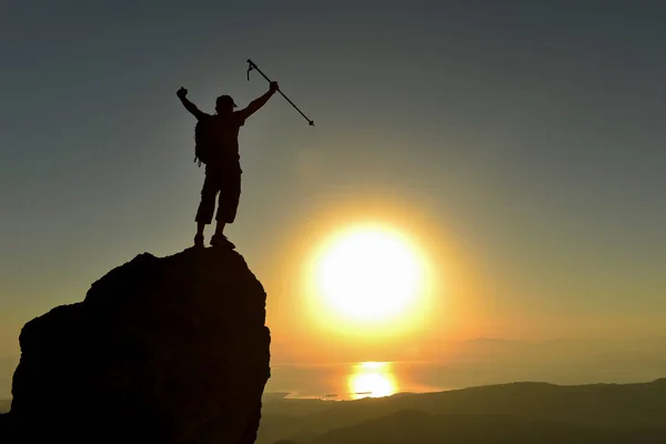 Successful climber on the cliff — Stock Photo, Image