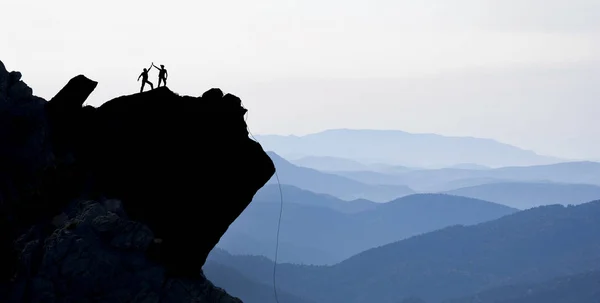 Uitdagende klimmen en succes — Stockfoto