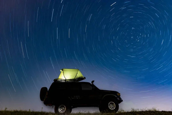 星空の下でテントでキャンプ — ストック写真