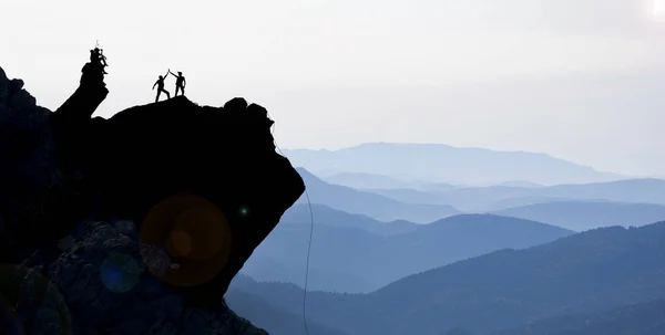 Escalada en roca desafiante y éxito —  Fotos de Stock