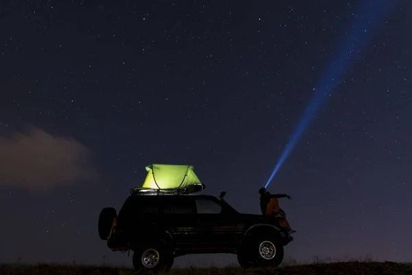 Camping de nachtelijke hemel en kijken naar de sterren — Stockfoto