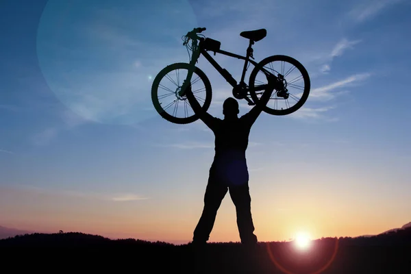 Jeho vášeň pro cyklistiku a láska k přírodě — Stock fotografie