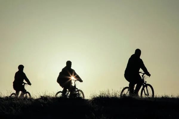 Sylwetka rower wycieczka grupy — Zdjęcie stockowe