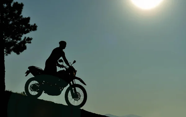 Motocicleta na natureza com aventura e passeios — Fotografia de Stock