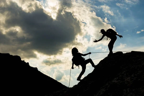 Help en ondersteuning op de klim — Stockfoto