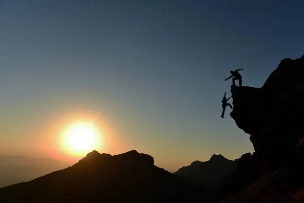Hjälpa bergsklättring & nå toppen av berget — Stockfoto