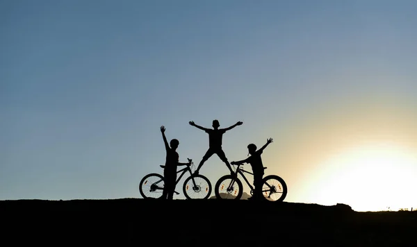 Natura i jazda na rowerze kochający młodzieży — Zdjęcie stockowe