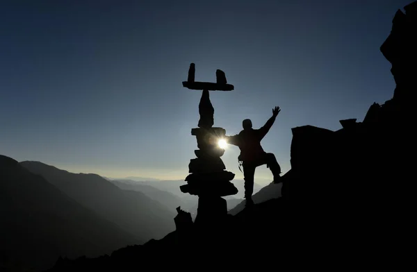 Альпинисты вблизи вершины и камней дзен — стоковое фото