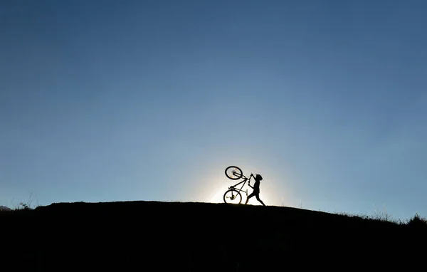 Aventura en bicicleta y puesta de sol — Foto de Stock