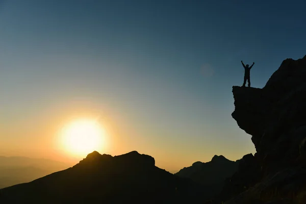 Regarder le lever du soleil au sommet de la montagne — Photo