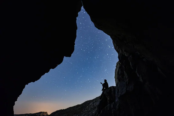 洞窟の入り口に空を見上げて光します。 — ストック写真