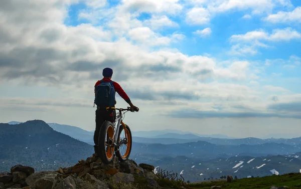 Ride and adventure in different mountains on a bicycle — Stock Photo, Image
