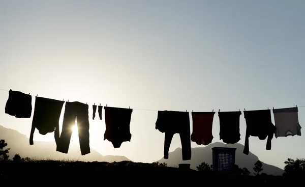 Gewassen kleding en kleding opgehangen — Stockfoto