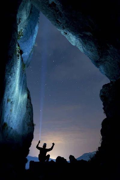 밤의 어둠에 동굴에 남자 — 스톡 사진