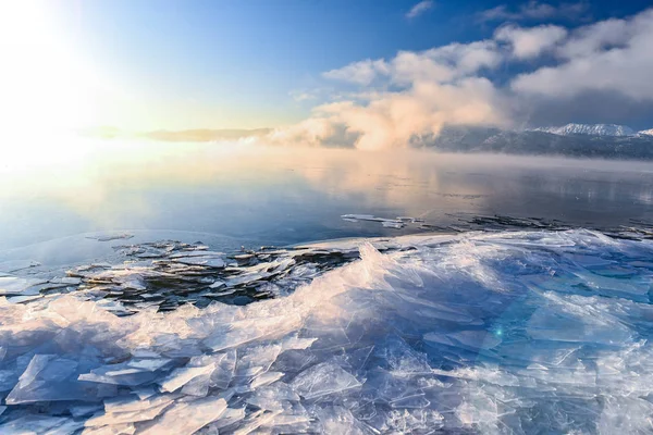 湖の冬のシーンと地球温暖化 ストック写真
