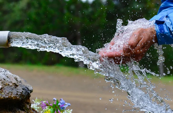 Gesundes Trinkwasser in den Bergen — Stockfoto