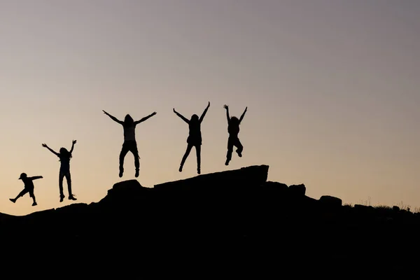 Team & nöjda och glada människor grupp i naturen — Stockfoto