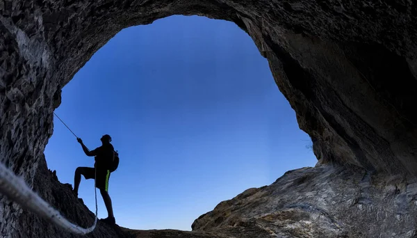 Caverna curiosidade e subir — Fotografia de Stock