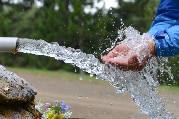 Gesundes und kaltes Trinkwasser — Stockfoto