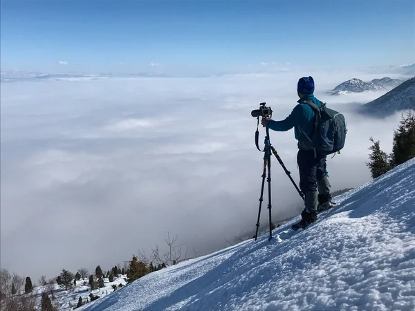 Tomar una foto de nubes de niebla — Foto de Stock