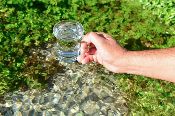 Sauberes und kaltes Quellwasser & trinkbar — Stockfoto