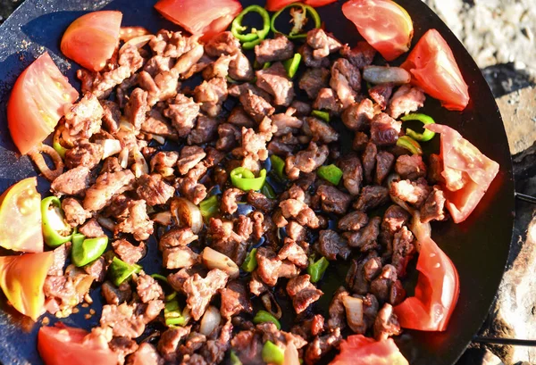 Rôtir la viande dans un feu de bois — Photo