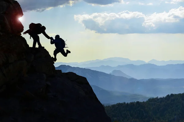 Manusia Memberikan Bantuan Alpiniste Eskalasi — Stok Foto