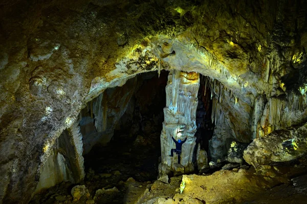 Cave Expedition Och Granska — Stockfoto