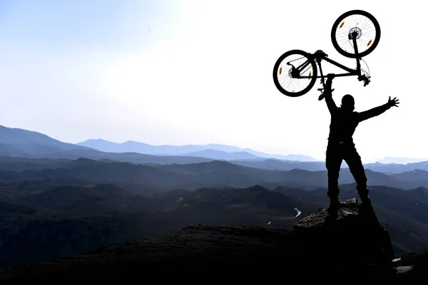 Bisiklet Ile Görkemli Dağları Aşmak — Stok fotoğraf